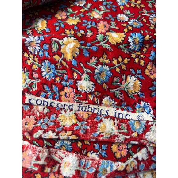 Fabric Floral Red Blue White Green Quilting Sewing Arts Crafts Remnants VTG - Picture 4 of 16